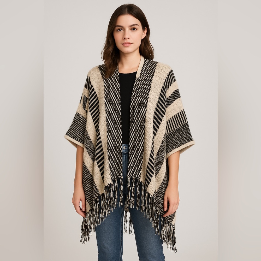 🖤💛Forever 21 Black and Cream Patterned Knit poncho size S/M oversize 🖤💛Box D